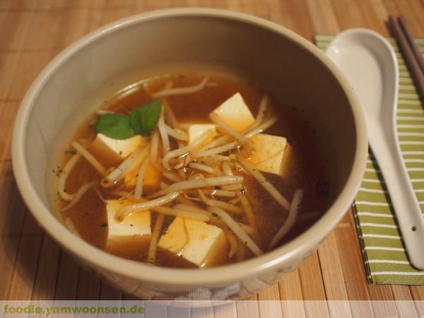 Miso-Suppe mit Tofu und Sprossen