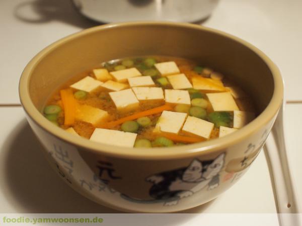 Miso-Suppe mit Tofu und Karotten