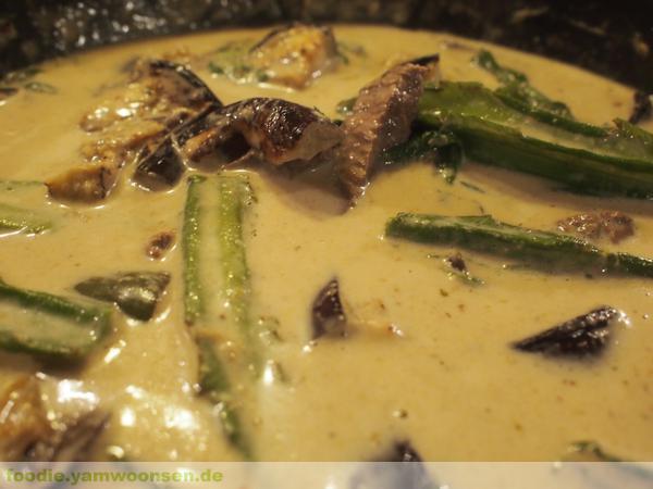 Grünes Thai Curry mit Rind und Aubergine