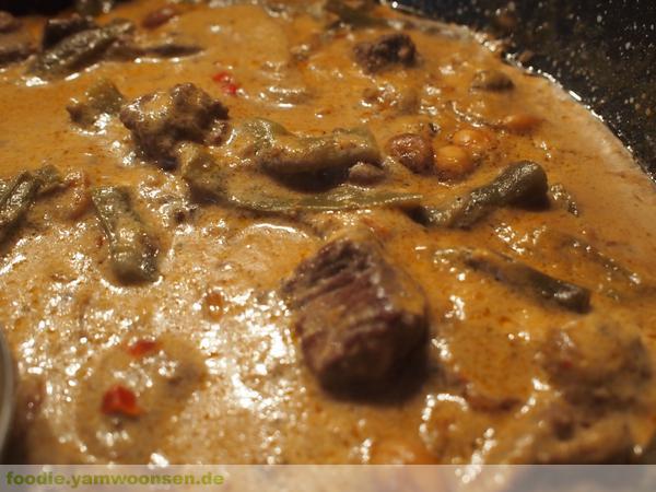 Gaeng Panaeng mit Rind und lila Bohnen