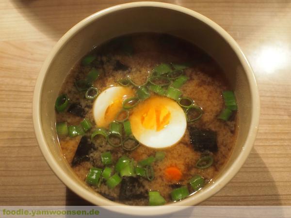 Miso-Suppe mit Garnelen und Ei