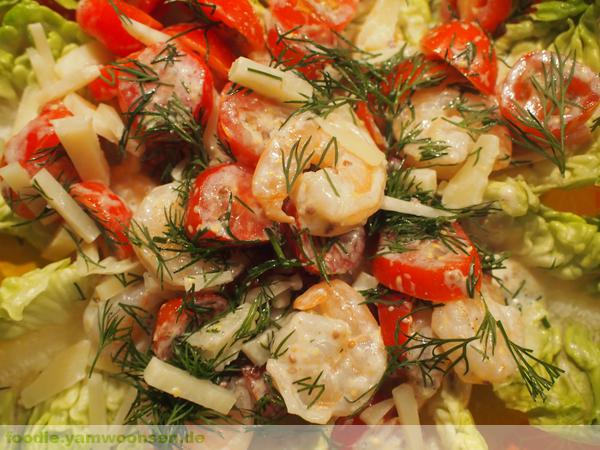 Garnelen-Salat mit Tomaten und Parmesan