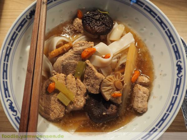 Suppe mit chinesischen Kräutern