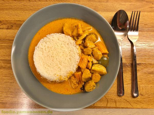 Rotes Curry mit buntem Gemüse