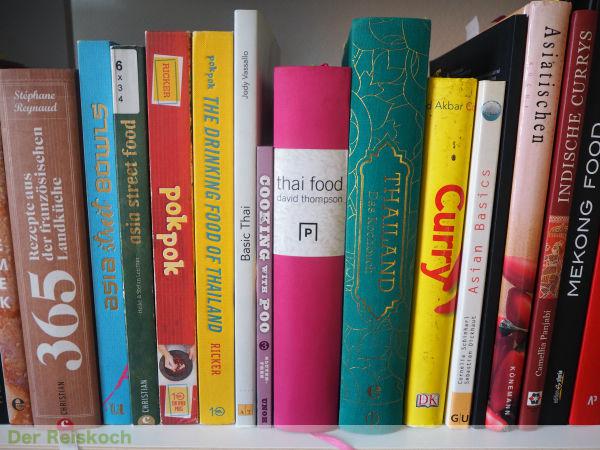 24 Kochbücher aus meinem Bücherregal